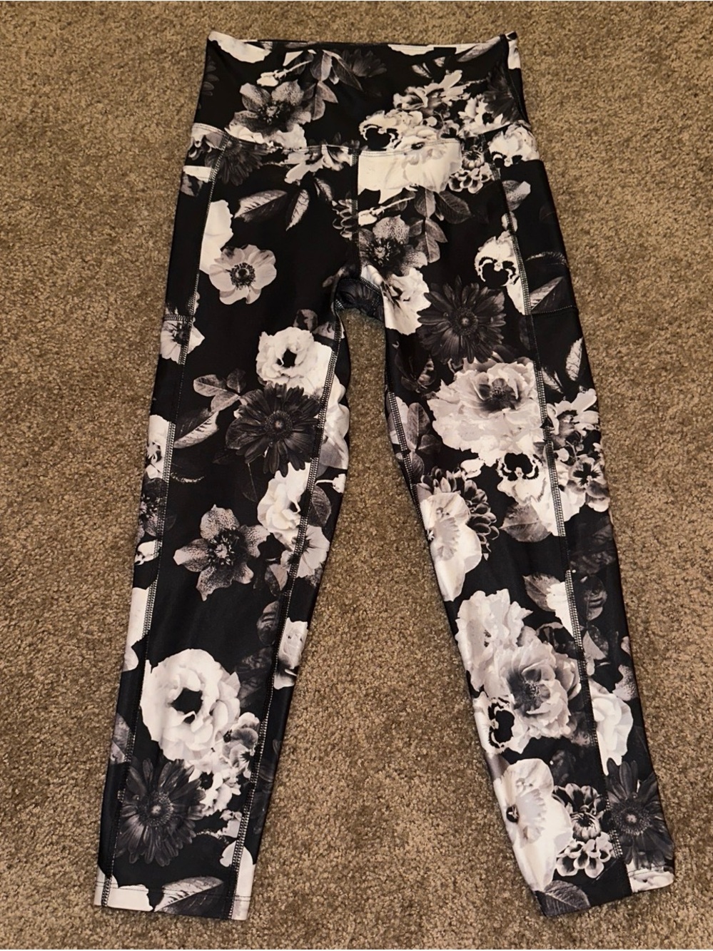 Marika Black & White Floral Cropped Leggings Medium